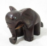 ESCULTURAS - Escultura esculpida em madeira nobre, representando elefante, medindo: alt 8,5 cm x comp 9,5 cm, aproximadamente.