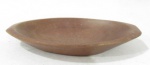 DIVERSOS - Petisqueira em madeira, em formato ovalado, medindo: comp 18,8 cm x larg 11 cm.