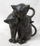 ESCULTURAS - Graciosa escultura em resina com esmaltagem negra, representando "Gatos". Medidas: 16,5 cm de altura.