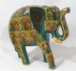 ESCULTURAS - Escultura em madeira nobre com pátina ricamente policromada, representando elefante indiano, exuberantemente ornamentado com motivos vegetalistas, medindo: alt 20,5 cm x comp 21 cm, aproximadamente. Com falhas na madeira da orelha e dente.
