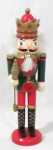 ESCULTURAS - Boneco Soldado da Guarda Real, clássico quebra-nozes, confeccionado em madeira com pátina em exuberante policromia, apoiado sobre base circular. Medidas: 31 cm de altura x 7,5 cm de diâmetro da base. Com pequenas falhas na pintura da parte posterior, conforme foto extra.