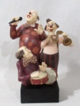ESCULTURAS - Gracioso grupo escultório em resina, ricamente detalhada e policromada, representando "Banda de Palhaços", apoiada sobre base quadrada". Medidas: 23 cm de altura x 10 cm de largura da base.