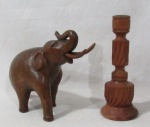 DIVERSOS - Lote contendo duas peças, sendo: A) escultura esculpida em madeira representando elefante, medindo: alt 19 cm x comp 24 cm, aproximadamente; B) castiçal para uma vela em madeira, coluna em forma de balaústre entalhada com canelados em espiral, seguido de base circular, medindo: alt 21,5 cm x diam da base 8 cm.