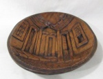 DIVERSOS - Um adorno de parede em madeira entalhada representando casario, apresenta formato oval, assinado e datado na parte posterior "Telma Silva 3-11-78", medindo: 36,5 cm de altura x 30,5 cm de largura.
