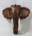 ESCULTURAS - Grande e belíssimo adorno de parede esculpido em madeira, representando cabeça de elefante, dentes patinados de branco se encaixam. Medidas: 38 m de altura x 40 cm de largura, aproximadamente.