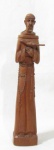 ARTE SACRA - Imaginaria de São Francisco esculpida em madeira, assinada "F.A" na parte inferior posterior, medindo: alt 41,5 cm x comp base 8 cm x larg base 6 cm. Vide fotos extras.