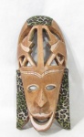 ARTE AFRICANA - Máscara africana em madeira, ornamentada com faixas em tecido. Medidas: 40 cm de altura x 19 cm de larg8ura. Vide fotos.