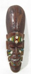 ARTE AFRICANA - Belíssima máscara africana esculpida em madeira nobre, com rica ornamentação de miçangas em  policromia e búzios. Medida: 49,5 cm de altura x 15 cm de largura. Vide fotos.