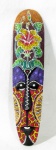 ARTE AFRICANA - Máscara africana em madeira patinada, com rica ornamentação de pontilhados em exuberante policromia. Medida: 50 cm de altura. Vide fotos.
