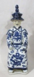 ESCULTURAS - Escultura Oriental em porcelana vitrificada nas tonalidades branca e azul, representando Imperador Chinês, ricamente ornamentada com motivos vegetalistas e zoomórficos, marcada com caracteres no fundo. Med. alt 31 cm x comp da base 12 cm x larg da base 9,5 cm. Vide fotos extras.