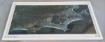 FOTOGRAFIA, uma (1) aérea (Space Imaging), litoral do Rio de Janeiro em 2002, emoldurada e envidraçada, medindo com moldura 97 x 50 cm.