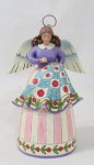 ESCULTURAS - Delicada escultura de coleção, confeccionada em resina, ricamente detalhada e policromada, representando figura de "Anjo - Costurado com Amor", marcada em sua base JIM SHORE, conforme foto extra, medindo: alt 23 cm x comp da base 11,5 cm.