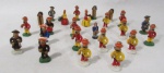ARTE POPULAR - Lote contendo vinte e quatro (24) pequenas esculturas em barro cozido com esmaltagem ricamente policromada, com modelos diversos, vide fotos. Medindo a maior peça: 5 cm de altura, aproximadamente.