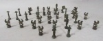 ESCULTURAS - Lote contendo trinta e uma (31) esculturas em miniaturas, confeccionadas em estanho, de representatividade Greco Romana, com modelos diversos, conforme fotos. Medindo a maior peça: 4 cm de altura, aproximadamente.