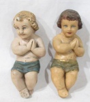 ESCULTURA - Duas graciosas esculturas confeccionadas em estuque, ricamente detalhadas e policromadas, representando "Anjos". Medidas: 20 cm de altura, aproximadamente. Possui ínfimos bicados e uma com bicado no pé.