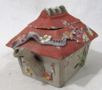 DIVERSOS - Delicado bule em biscuit, trabalhado em formato de casa, ornamentado com elementos vegetalistas e pássaros em rica policromia, tampa em feitio de telhado, medindo:  alt total 10 cm x comp total 14,5 cm.