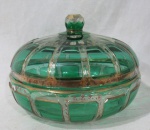 CRISTAIS - Belíssima bomboniere em cristal doube verde e translúcido, apresenta formato circular, decorada com folhas em pintura à ouro, pega da tampa facetada e bordas arrematadas com vasta douração. Medidas: alt total 12,5 cm x diam 16 cm. Com pequenas falhas na douração.