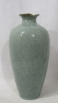 PORCELANA - Vaso decorativo em porcelana chinesa celadon, vitrificada na tonalidade verde oliva, bojudo, marcado no fundo com selo em caracteres, medindo: alt 38 cm x diam da borda 9 cm. Com bicado na borda. Vide fotos.