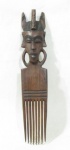 ARTE AFRICANA - Grande pente garfo para adorno de parede em madeira entalhada, encimado com figura africana tribal, medindo: 35,5 cm de altura.