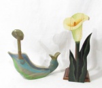 DIVERSOS - Lote contendo duas peças confeccionadas em madeira com pátina ricamente policromada, sendo um porta garrafa em forma de pato, e um porta papel toalha em feitio de tulipa. Medidas: maior: alt 35 cm x larg da base 14 cm/ menor: alt 27,5 cm x comp 29,5 cm.