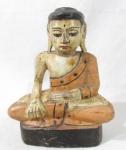 ESCULTURAS - Escultura em madeira, ricamente entalhada e policromada representando Divindade Buda Bhumisparsha, medindo: alt 20 cm x comp da base 13 cm.