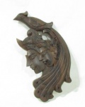 ARTE ORIENTAL - Belíssimo adorno de parede em madeira nobre, ricamente entalhada representando rostos do Casal Rama e Sita, encimado com pássaro. Med. 24 cm de altura.