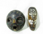 ARTE AFRICANA - Duas máscaras africanas em madeira patinada, sendo uma em formato circular e uma oval, com ornamentações diversas. Medidas: maior: 20 cm de altura/ menor: 17,8 cm de altura. Vide fotos.