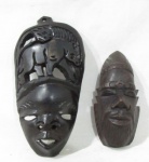 ARTE AFRICANA - Duas máscaras africanas esculpidas em madeira. Medidas: maior: 20,5 cm de altura/ menor: 14,5 cm de altura. Vide fotos.