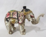 ESCULTURAS - Escultura em madeira com pátina policromada, representando elefante indiano adornado com entalhes de motivos vegetalistas e realces em vasta pintura à ouro, pernas e tromba de encaixe. Medidas alt 18 cm x comp total 24 cm, aproximadamente. Falta um dente.