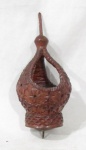 DIVERSOS - Coroa esculpida em madeira, ricamente ornamentada com guirlandas de flores, medindo: 19 cm de altura. Falta uma parte da cruz, conforme fotos.
