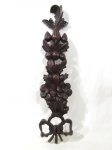 DIVERSOS - Talha em madeira nobre, ricamente entalhada retratando folhas, flores, frutos e laçarote. Medida: 74 cm de altura.