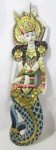 ARTE ORIENTAL - Delicado painel decorativo oriental esculpido em madeira, ricamente policromada e revestida com exuberante toques de folhas de ouro, representando "Divindade Sereia Balinesa". Medidas: alt 100 cm x larg 24 cm.