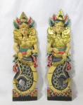 ESCULTURAS - Par de delicados painéis decorativos orientais esculpidos em madeira, ricamente policromada e revestida com exuberante toques de folhas de ouro, representando "Divindade Sereia Balinesa". Medidas: alt 69 cm x larg 18 cm.