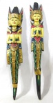 ESCULTURAS - Dois delicados painéis decorativos orientais esculpidos em madeira, ricamente policromada e revestida com exuberante toques de folhas de ouro, representando "Casal Rama e Sita". Medidas: 83 cm de altura x 13 cm de largura, aproximadamente.