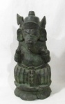 ESCULTURA - Escultura oriental esculpida em madeira patinada de verde, representando "Divindade Ganesha", medindo: alt 41 cm x dima da base 20 cm. Possui pequenas falhas e uma ruptura na base.