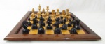 DIVERSOS - Tabuleiro para Jogo de Xadrez com suas as respectivas peças, confeccionados em em madeira, sendo dezesseis (16) na cor preta e dezesseis (16) na cor creme. Medidas do tabuleiro: 41,5 cm de largura. Com sinais de uso.
