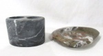 DIVERSOS - Um porta escovas de dentes e uma saboneteira em pedra Ágata, com nuances cinza, caramelo e esverdeada, vide fotos. Med. maior: alt 8,5 cm x comp 13 cm x larg 9 cm/ menor: comp 20 cm x larg 16 cm. Uma quebrada.