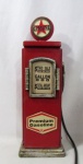 COLECIONISMO - Miniatura de Bomba de Gasolina Retrô, confeccionada em madeira patinada com predominância de vermelho, com guarnições em outros tipos de materiais, frente com porta articulada, parte interna composta de duas prateleiras, medindo: 70 cm de altura x 23 cm de comprimento da base x 19 cm de largura da base. Vide fotos!