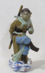 ESCULTURAS - Escultura em porcelana chinesa esmaltada e vitrificada em rica policromia, representando "Sun Wukong (Rei Macaco)", medindo: 25 cm de altura.