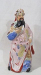 ESCULTURAS - MADE IN CHINA - Escultura em porcelana oriental esmaltada e vitrificada em exuberante policromia e realces à ouro, representando "Divindade Chinesa", marcada na fundo conforme foto extra, medindo: 26 cm de altura.