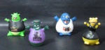 COLECIONISMO - Lote contendo quatro (4) Bonecos Mascotes Cofres Poupançudos da Caixa, confeccionados em material sintético de cores diversas, sendo: Jijo, Zóio, Babu e Bado. Medindo o maior: 12 cm de altura.