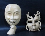 DIVERSOS - Duas máscaras esculpidas em madeira, de modelos, formatos e tamanhos distintos, medindo: maior: alt 23 cm x larg 12,5 cm/ menor: alt 17 cm x larg 12 cm. Uma possui falhas nas laterais. Vide fotos extras!