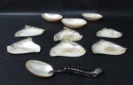 DIVERSOS - Conjunto para servir casquinha de siri em madrepérola, composto de dez (10) peças, sendo: seis conchas do mar, três recipientes e uma colher. Medidas: maior: alt 3 cm x comp 12,5 cm x larg 7,5 cm/ menor: comp 11,5 cm x larg 7,5 cm. Vide fotos!