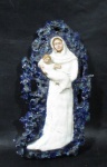 ARTE SACRA - Um adorno de parede em terracota, esmaltada e vitrificada com predominância nas tonalidades branca e azul, com Imaginaria de Nossa Senhora com Menino. Medidas: alt 25 cm x larg 13 cm.