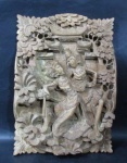 ARTE ORIENTAL - Belíssimo painel decorativo em madeira, ricamente entalhada representando Casal Rama e Sita, adornado com rico trabalho de motivos vegetalistas. Medidas: 39,5 cm de altura x 29 cm de largura.