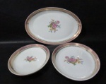 PORCELANA SCHMIDT - Três travessas ovaladas em porcelana vitrificada branca, com tamanhos distintos, decoradas com motivos florais em rica policromia ao centro, seguido de bordas adornadas com guirlandas de folhas e arabescos, generosos filetes e gregas em vasta pintura à ouro, sobre faixa esmaltada na tonalidade rosa, marcadas no fundo. Med. maior: comp 37 cm x larg 24 cm/ menor: comp 29 cm x larg 18,5 cm. Em ótimo estado!