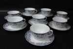 PORCELANA REAL S. PAULO - Oito xícaras para chá com seus respectivos pires, em porcelana vitrificada branca, com bordas ricamente ornamentadas com motivos vegetalistas, arabescos e volutas em monocromia na tonalidade azul, alças vazadas, marcados no fundo "PORCELANA REAL BRASIL MOD. IZABEL DEC. 0460". Med. xícaras: alt 5 cm diam 9,5 cm/ pires: 14 cm. Uma xícara com bicado na borda.