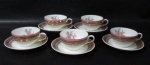 PORCELANA SCHMIDT - Cinco xícaras para chá com seus respectivos pires, em porcelana vitrificada branca, decoradas com motivos florais em rica policromia em reserva no interior das xícaras e ao centro dos pires, seguido de bordas adornadas com guirlandas de folhas e arabescos, generosos filetes e gregas em pintura à ouro, sobre faixa esmaltada na tonalidade rosa, alças vazadas arrematadas com vasta douração, marcados no fundo. Med. xícaras: alt 5 cm x diam 9,3 cm/ pires: 14,2 cm. Em ótimo estado!