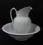 FAIANÇA IRONSTONE CHINA - J&G MEAKIN - HANLEY ENGLAND - Grande jarra e bacia gomil, em fina faiança inglesa vitrificada branca, ornamentados com folhas e trigos sutilmente relevados, alça vazada e bico repuxados, marcados no fundo. Medidas: jarra: 30,5 cm x larg total 22,5 cm/ bacia: alt 11,5 cm x diam 38,5 cm. No estado, conforme fotos extras!