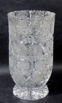 CRISTAIS - Belíssimo vaso decorativo em pesado cristal europeu translúcido, profusamente lapidado com estrelas, cruzetas e caneluras, com bordas serrilhadas, sobre base bolacha facetada, fundo estrelado, medindo: alt 24,5 cm x diam 13 cm.